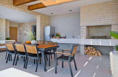 Novalja House | 5* Luxury Seaview Villa Plant 4 with pool by Interhome