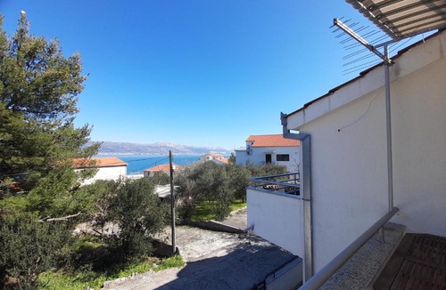 Arbanija Apartment | A 4 apt w big terrace sea view & close to beach