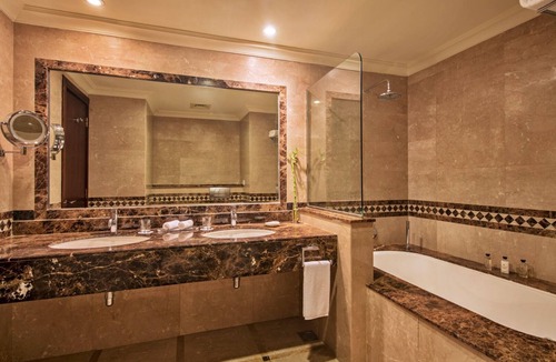 Al Aqah Hotel | A Spacious Suite Room Near Snoopy Island - Perfect for Beach Adventures