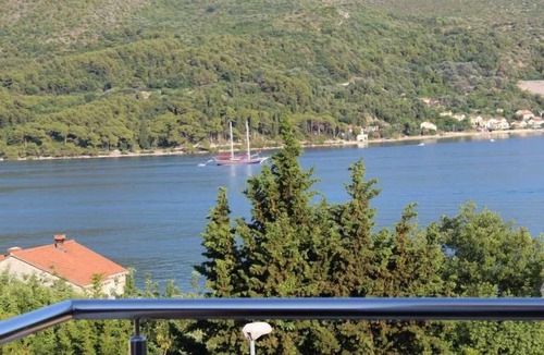 Slano Apartment | A3- Comfortable Family 2-Bedroom Apartment: Covered Balcony, Stunning Bay Views & Fiber-Optic Wi-Fi
