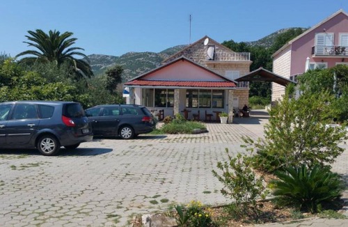 Cove Tri Zala (Zrnovo) House | Adriatic Guesthouse Balota with Shared Pool- Bungalow with Terrace (2)