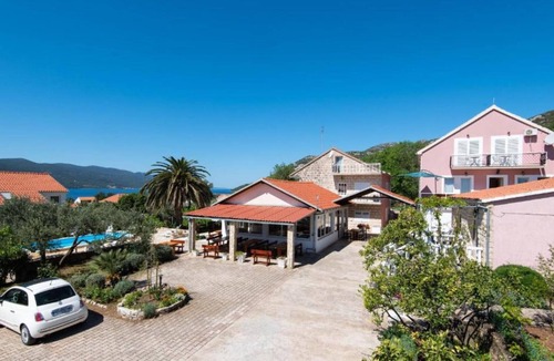 Cove Tri Zala (Zrnovo) House | Adriatic Guesthouse Balota with Shared Pool- Bungalow with Terrace (2)