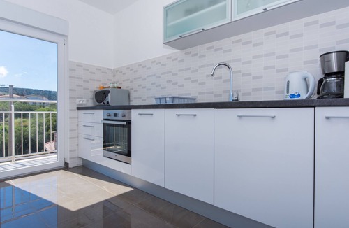 Slatine Apartment | Adriatic House Ap 3; top floor luxury new apartment in Slatine, near Trogir