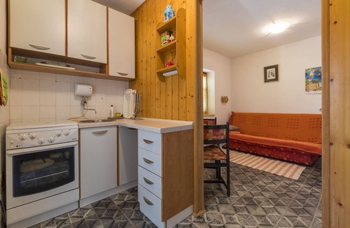 Jadranovo Apartment | Affordable flat only 500 metres to the beach with private terrace, barbecue - dog-friendly