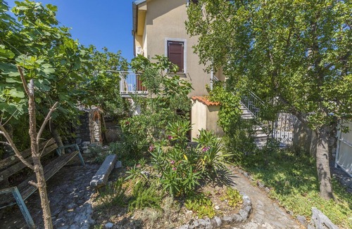 Jadranovo Apartment | Affordable flat only 500 metres to the beach with private terrace, barbecue - dog-friendly