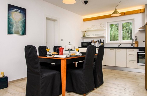 Zaostrog House | Alleinstehendes Ferienhaus mit Pool und drei Sch by Interhome