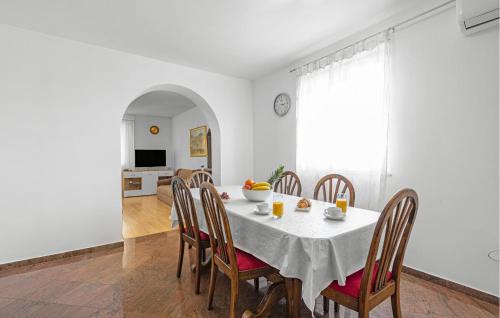 Skradin Apartment | Amazing Apartment In Dubravice With Wifi