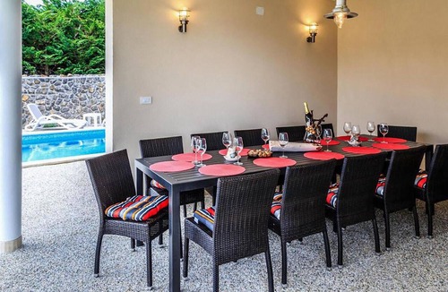 Ika Apartment | Amazing apartment in Ika with swimming pool