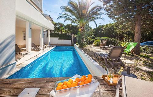 Vrpolje Apartment | Amazing Apartment In Makarska