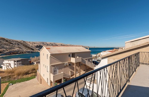 Metajna Apartment | Amazing apartment in Metajna with house sea view