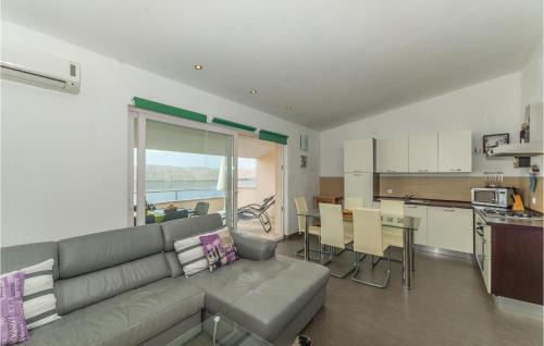 Miskovici Apartment | Amazing Apartment In Miskovici