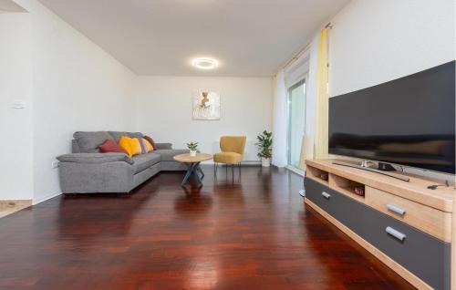 Gospic House | Amazing Home In Debelo Brdo With Sauna