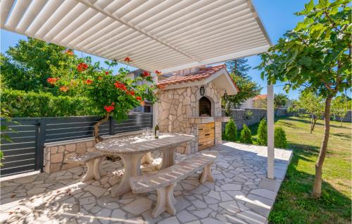 Imotski House | Amazing Home In Gornji Vinjani