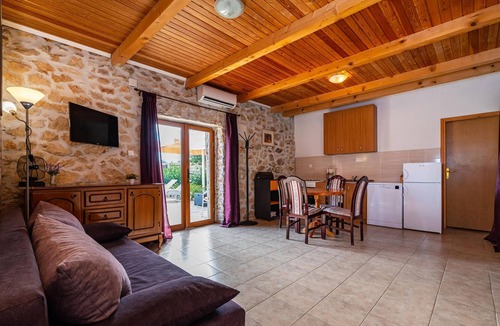 Polaca House | Amazing home in Lisane Tinjske