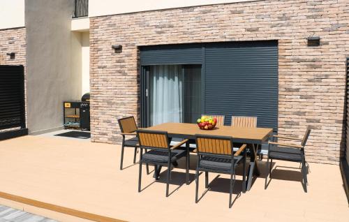 Stupnik House | Amazing Home In Kerestinec With Wifi