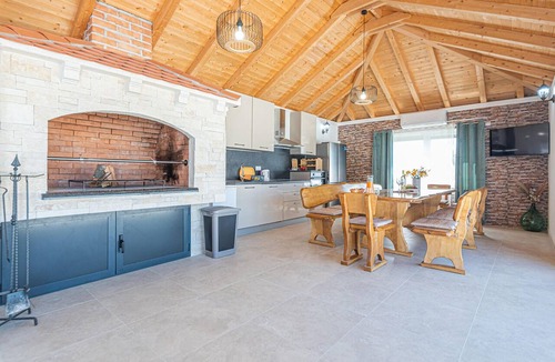 Benkovac House | Amazing home in Lisicic with private swimming pool, can be inside or outside
