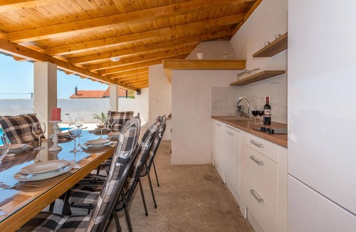 Velim House | Amazing home in Nadin