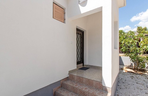 Seline House | Amazing home in Seline with WiFi
