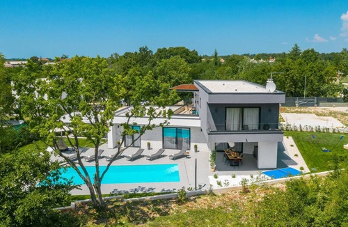 Zminj House | Amazing home in Sivati