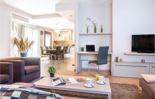 Heki House | Amazing Home In Trosti