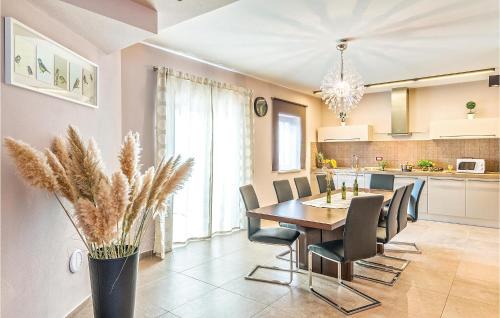 Heki House | Amazing Home In Trosti