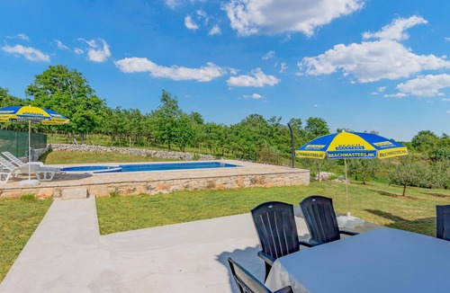 Zminj House | Amazing home in Zminj