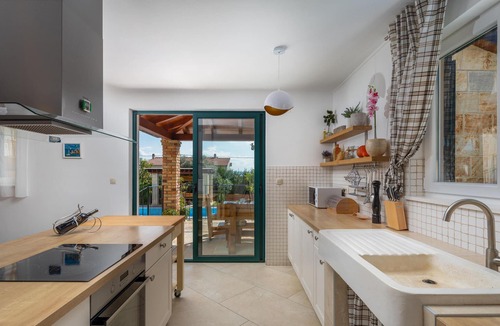Zrnovnica House | Amazing home in Zrnovnica