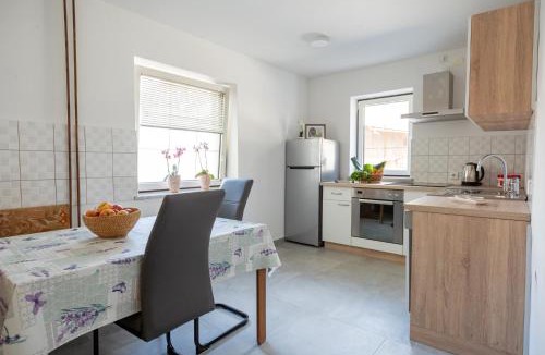 Zirovnica Apartment | Apartma Anica