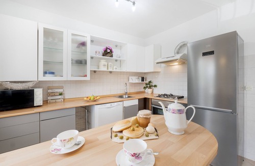 Melnica Apartment | Apartman 6 + 2, a property with a garden and 3 balconys, located in Istria