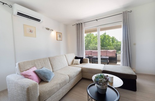 Melnica Apartment | Apartman 6 + 2, a property with a garden and 3 balconys, located in Istria