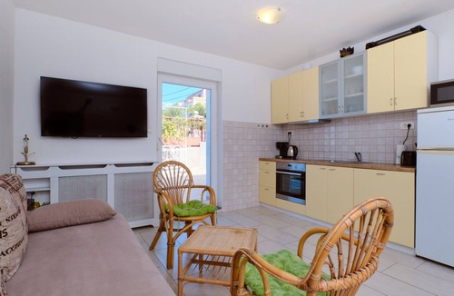 Sveti Juraj Apartment | Apartman Arnia pool&beachfront by Villas Guide