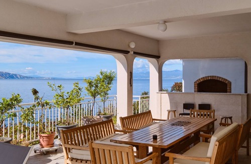 Sveti Juraj Apartment | Apartman Arnia pool&beachfront by Villas Guide