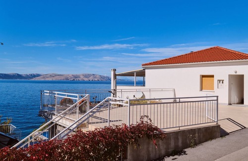 Sveti Juraj Apartment | Apartman Arnia pool&beachfront by Villas Guide