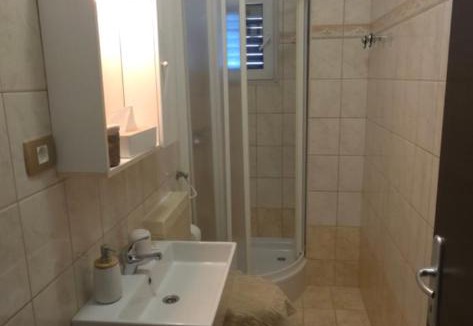Cove Murtar Apartment | Apartman Helena 2 Prostrani apartman s 2 spavaće sobe,2 kupaonice ,terasa i parking