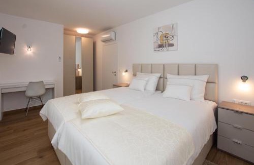 Turanj Apartment | APARTMENT 3 Villa Stella Deluxe with a heated swimming pool, jacuzzi, sauna and BBQ
