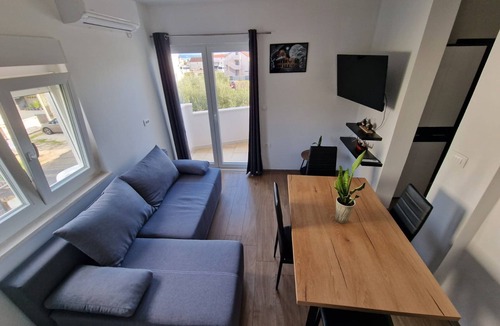 Kastel Novi Apartment | Apartment Antonio with balcony, near the beach