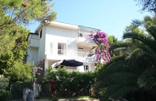 Vrboska Apartment | Apartment Bugenvila