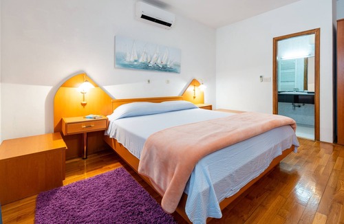 Slano Villa | Apartment for 9 with 5 bedrooms, kitchen, living room, 3 bathrooms and balcony