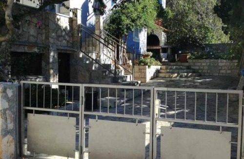 Maslinica Apartment | Apartment Gana - 50 M from the sea : - Maslinica, Island Solta, Croatia
