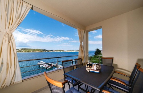 Supetarska Draga Apartment | Apartment in Supetarska Draga by the Beach