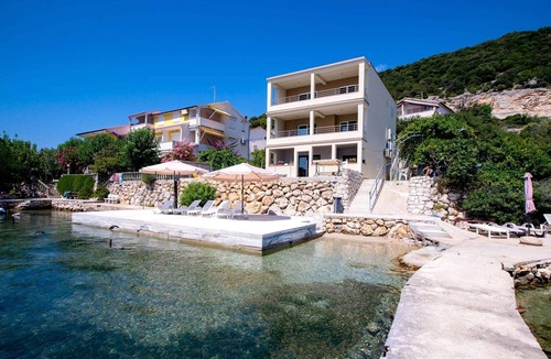 Supetarska Draga Apartment | Apartment in Supetarska Draga by the Beach