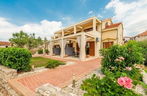 Nin Apartment | Apartment in Nin with Terrace, Air condition, WIFI (864-1)