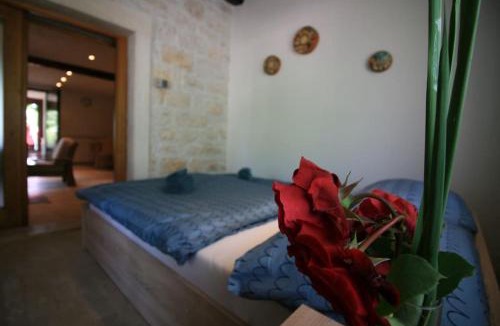 Rovinjsko Selo Apartment | Apartment in stone Villa for two with a shared pool