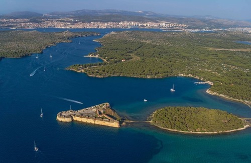 Sibenik Apartment | Apartment in Zlarin with Balcony, WIFI, Washing machine (3813-2)