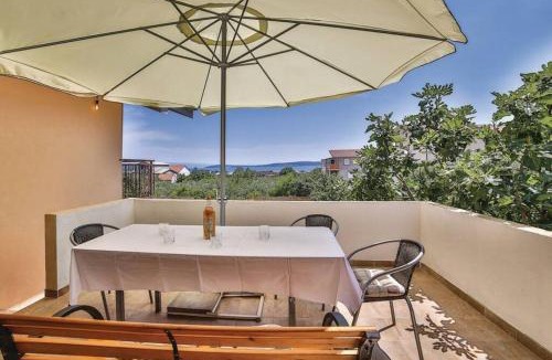 Kastel Stari Apartment | Apartment Ivana with pool and parking