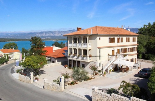 Soline Apartment | Apartment Ivanka - 180 m from sea, balcony, sea view, BBQ, private parking