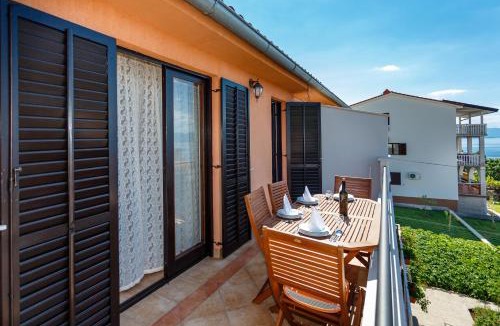 Njivice Apartment | Apartment Karabaic by El-Pi Tours