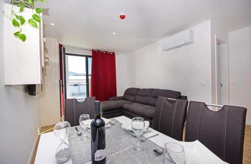 Dugis Apartment | Apartment MAKARSKA with shared rooftop pool