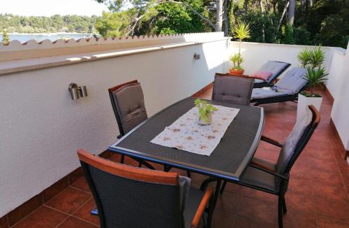 Cove Tri Zala (Zrnovo) Apartment | Apartment Markorcula