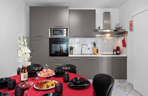 Duce Apartment | Apartment Miroslav near sandy beach with patio, bbq, garden and free parking